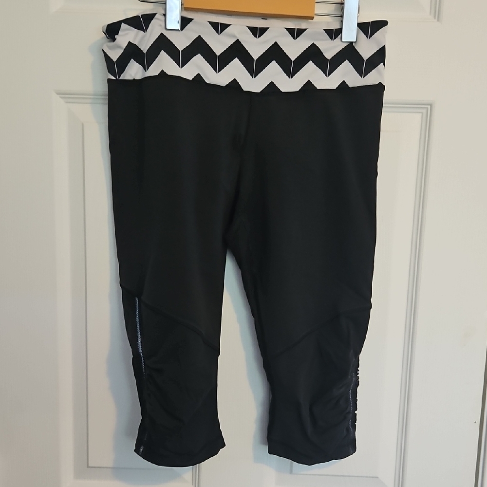 Lululemon Athletica Black and White Zigzag Cropped Pants